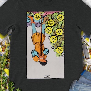 Seven of Coins of Pentakels Vintage omgekeerde tarotkaart - handgetekende origineel Rider Waite Deck-T-shirt.