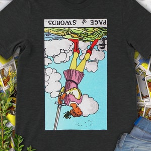 Carta del Tarot invertida vintage Page of Swords: camiseta original de Rider Waite Deck dibujada a mano.
