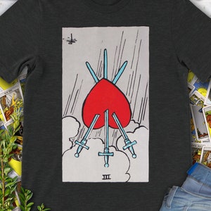 Carta de Tarô Invertida Vintage Três de Espadas - camiseta original desenhada à mão do baralho Rider Waite.