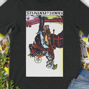 Ridder van munten of pentakels Vintage omgekeerde tarotkaart - met de hand getekend origineel Rider Waite Deck-T-shirt.