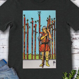Vintage Tarotkaart Nine of Wands - origineel handgetekende Rider Waite Deck-T-shirt.