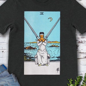 Carta del Tarot Vintage Dos de Espadas: camiseta original de Rider Waite Deck dibujada a mano.