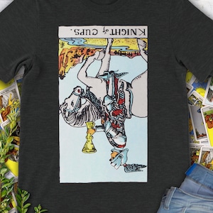 Knight of Cups Vintage Reversed Tarot Card - het originele handgetekende Rider Waite Deck-T-shirt.