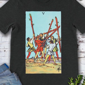 Carte de tarot vintage Five of Wands - t-shirt original Rider Waite Deck dessiné à la main.