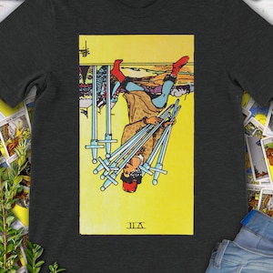 Seven of Swords Vintage Reversed Tarot Card - origineel handgetekende Rider Waite Deck-T-shirt.