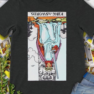 Camiseta con carta de tarot invertida vintage del Rey de Espadas: baraja original de Rider Waite dibujada a mano.