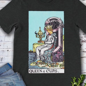 Carta de Tarô Vintage Rainha de Copas - camiseta original desenhada à mão do baralho Rider Waite.