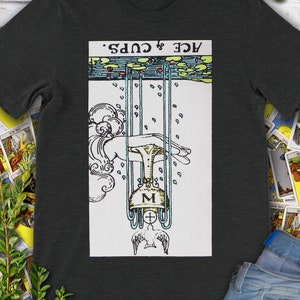 Camiseta con carta del Tarot invertida vintage As de Copas: la baraja original de Rider Waite dibujada a mano.