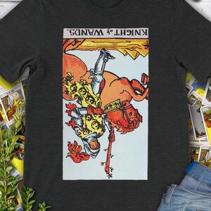 Knight of Wands Vintage Reversed Tarot Card - origineel handgetekende Rider Waite Deck-T-shirt.