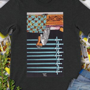 Carta del Tarot vintage invertida Nueve de Espadas: camiseta original de Rider Waite Deck dibujada a mano.