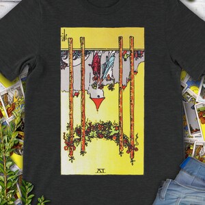 Camiseta con carta del Tarot invertida vintage Cuatro de Bastos: baraja original de Rider Waite dibujada a mano.
