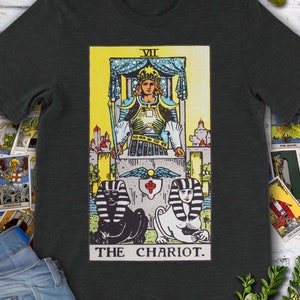 Camiseta premium con carta de tarot original de Rider Waite dibujada a mano del carro vintage.