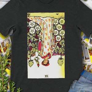 Carta de Tarô Invertida Vintage Nove de Ouros ou Ouros - camiseta original desenhada à mão do baralho Rider Waite.