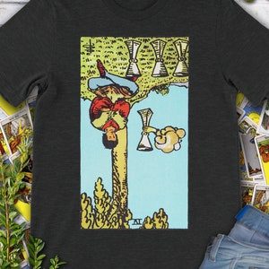 Carta del Tarot Vintage invertida Cuatro de Copas: la camiseta original de la baraja Rider Waite dibujada a mano.