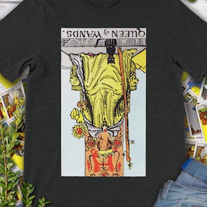 Carte de tarot inversé vintage Queen of Wands - t-shirt original Rider Waite Deck dessiné à la main.
