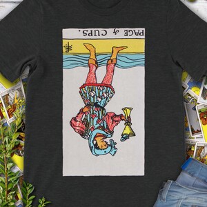 Carta del Tarot invertida vintage Página de Copas: la camiseta original de la baraja Rider Waite dibujada a mano.