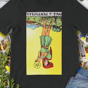 Página de Monedas o Pentáculos, carta de Tarot Vintage invertida: camiseta original de Rider Waite Deck dibujada a mano.