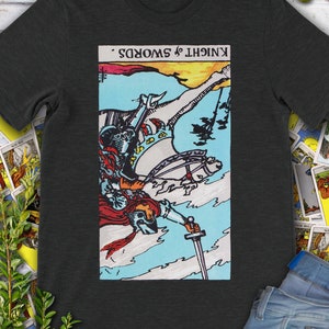 Camiseta con carta de Tarot invertida vintage del Caballero de Espadas: baraja original de Rider Waite dibujada a mano.