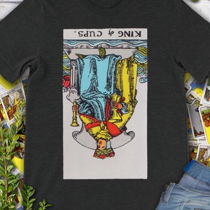 Camiseta con carta del Tarot invertida vintage Rey de Copas: la baraja original de Rider Waite dibujada a mano.