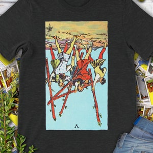Carte de tarot inversé vintage Five of Wands - t-shirt original de pont d'attente de cavalier dessiné à la main.