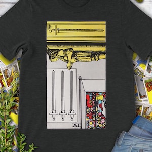 Carta del Tarot vintage invertida Cuatro de Espadas: camiseta original de Rider Waite Deck dibujada a mano.
