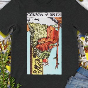 Carta del Tarot invertida vintage del Rey de Bastos: camiseta original de la baraja Rider Waite dibujada a mano.