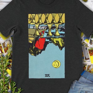Carta del Tarot Ocho de Copas Vintage invertida: la camiseta original de la baraja Rider Waite dibujada a mano.