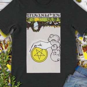 As de Oros o Pentáculos Carta del Tarot Invertida Vintage: Camiseta original de Rider Waite Deck dibujada a mano.