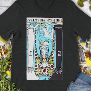 Camiseta original de Rider Waite con carta del Tarot invertida vintage de Suma Sacerdotisa dibujada a mano.