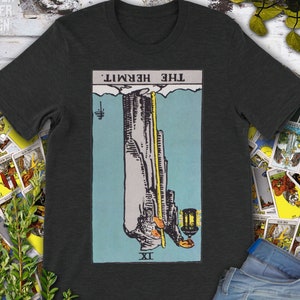 Camiseta original de Rider Waite Deck con carta de Tarot invertida vintage El Hermit dibujada a mano.