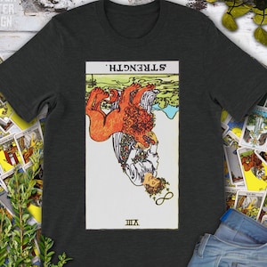 Camiseta original de Rider Waite con carta del Tarot invertida vintage de fuerza dibujada a mano.