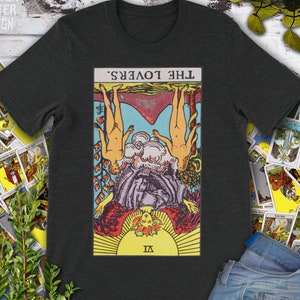 Camiseta original de Rider Waite Deck con carta del Tarot invertida vintage de los amantes, dibujada a mano.