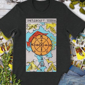 Camiseta original de Rider Waite con carta del Tarot invertida vintage de la Rueda de la Fortuna dibujada a mano.