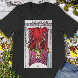 Camiseta original do baralho Rider Waite, desenhada à mão, com cartas de tarô invertidas da Justice Vintage.
