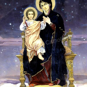 Op de afbeelding: Een religieus schilderij met een vrouw en een kind met halo's, zittend op een gouden troon. De vrouw draagt een donkerblauwe jurk en het kind is gehuld in een crèmekleurige doek. De achtergrond toont een sterrenhemel.