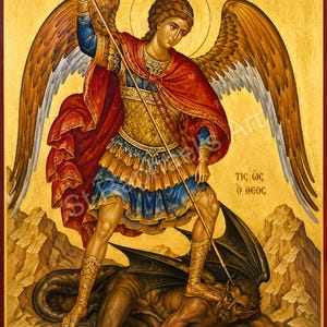 Puede incluir: Un icono religioso que representa al Arcángel Miguel con grandes alas doradas, vistiendo una capa roja y armadura dorada, sosteniendo una lanza larga mientras está de pie sobre una figura oscura y con cuernos en un paisaje rocoso.