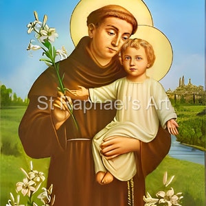 Puede incluir: Una pintura de San Rafael sosteniendo a un niño pequeño. La pintura está ambientada en un fondo de cielo azul, hierba verde y un río. El santo lleva una túnica marrón y el niño lleva una túnica blanca. El santo sostiene un ramo de lirios blancos.