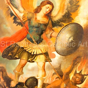 Puede incluir: Una pintura de un ángel con alas, una lanza y un escudo. El ángel está de pie sobre un demonio con cuernos y cola. El ángel lleva una túnica azul y dorada y el demonio es rojo y negro. El escudo tiene las palabras "Protector Deus" escritas en él.
