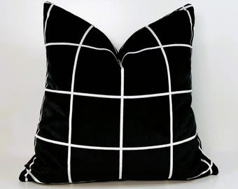 Puede incluir: Almohada de terciopelo negro con un patrón de cuadrícula blanca.