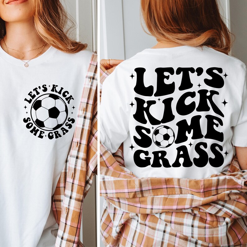 K&ouml;nnte beinhalten: Wei&szlig;es T-Shirt mit dem Text "Let's Kick Some Grass" in schwarzer Retro-Schrift mit einem Fu&szlig;ball-Motiv. Die R&uuml;ckseite des Shirts hat den gleichen Text und das gleiche Motiv in gr&ouml;&szlig;erer Gr&ouml;&szlig;e.