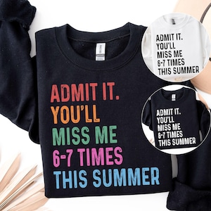 Könnte beinhalten: Schwarzes Sweatshirt mit dem Text "ADMIT IT. YOU'LL MISS ME 6-7 TIMES THIS SUMMER" in bunten Buchstaben. Zusätzliche weiße und schwarze T-Shirts mit dem gleichen Text sind ebenfalls abgebildet.