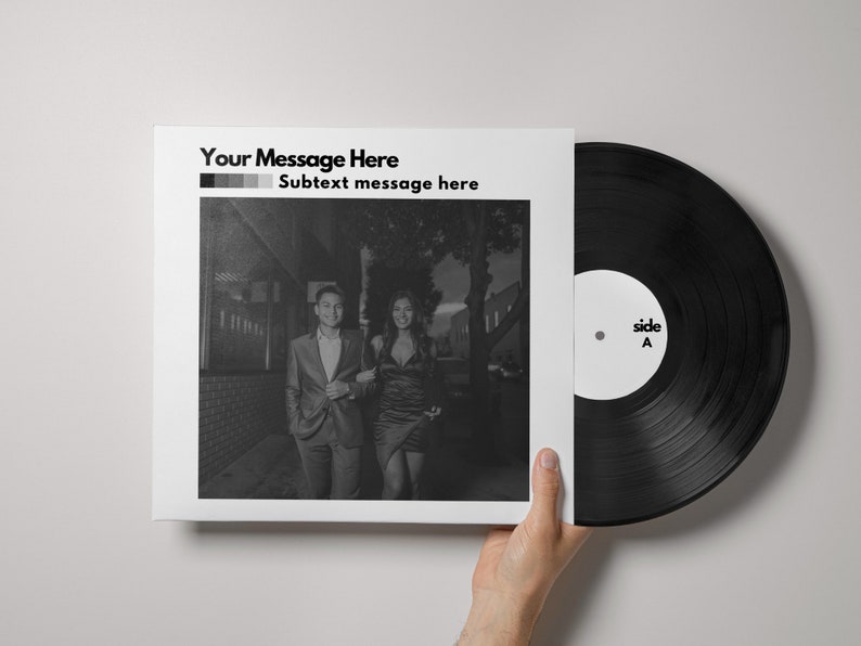 Op de afbeelding: Een zwarte vinylplaat met een wit label met de tekst "kant A" wordt voor een witte albumhoes gehouden. De albumhoes toont een zwart-wit foto van een stel dat loopt. Tekst op de hoes luidt "Your Message Here" en "Subtext message here."