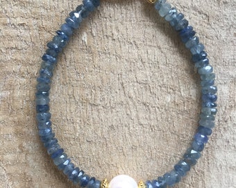 Pulseira genuína de safira e pérola com fecho dourado