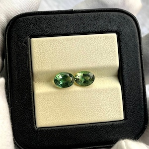 Paire de saphirs vert sarcelle, saphir créé en laboratoire, saphir taille ovale, qualité AAA, excellentes coupes et fabrication, saphir bleu sarcelle pour la fabrication de bijoux