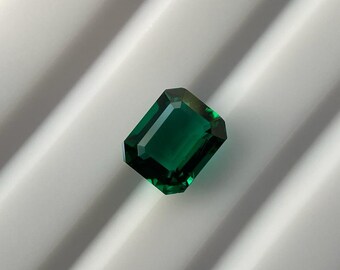 Puede incluir: Una piedra preciosa esmeralda verde oscuro de corte rectangular.