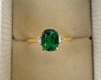Anello con smeraldo verde, anello di fidanzamento con smeraldo taglio cuscino, anello con smeraldo antico, anello vintage con tre pietre, anello di proposta con smeraldo in oro 14k.