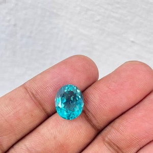 Peut inclure: Une pierre précieuse ovale de couleur turquoise vibrante avec une taille facetée.
