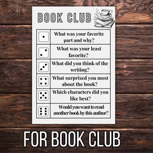 Può includere: Una guida alla discussione del Book Club in bianco e nero con domande e grafici di dadi. La parte superiore della guida riporta le parole "BOOK CLUB" e un'illustrazione di una tazza da tè e libri. La parte inferiore della guida riporta le parole "FOR BOOK CLUB".