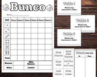 Può includere: Un tabellone di punteggio stampabile per il gioco del Bunco con un design a dadi in bianco e nero. Il tabellone di punteggio include spazi per il nome di ogni giocatore, il lancio e i punteggi di ogni partita. Include anche una sezione per tenere traccia dei Buncos, dei mini Buncos, delle vittorie e delle sconfitte. Il tabellone di punteggio include anche una sezione di conteggio del tavolo per tenere traccia del numero di Buncos, mini Buncos, vittorie e sconfitte di ogni squadra.