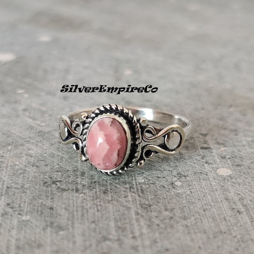 Handgemaakte rhodochrosietring: sterlingzilveren band, ovale edelsteen